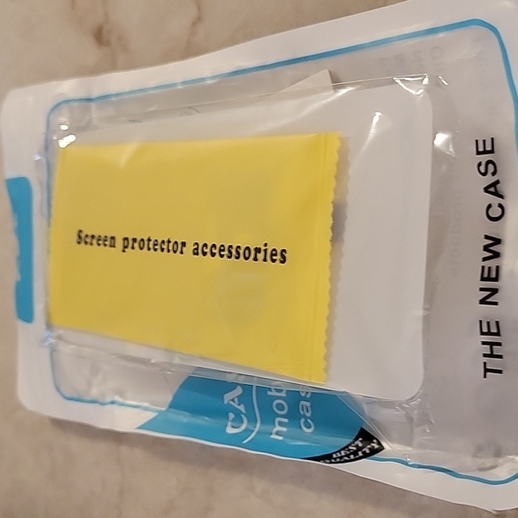 Cell phone case and screen protector - Picture 4 of 4